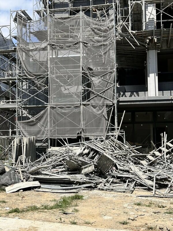 台中市南區1處建築工地鷹架23日不明原因倒塌，2工人高處墜落，無生命跡象，另2名工人也遭波及受傷，送醫搶救。（民眾提供）中央社記者趙麗妍傳真 114年5月23日   