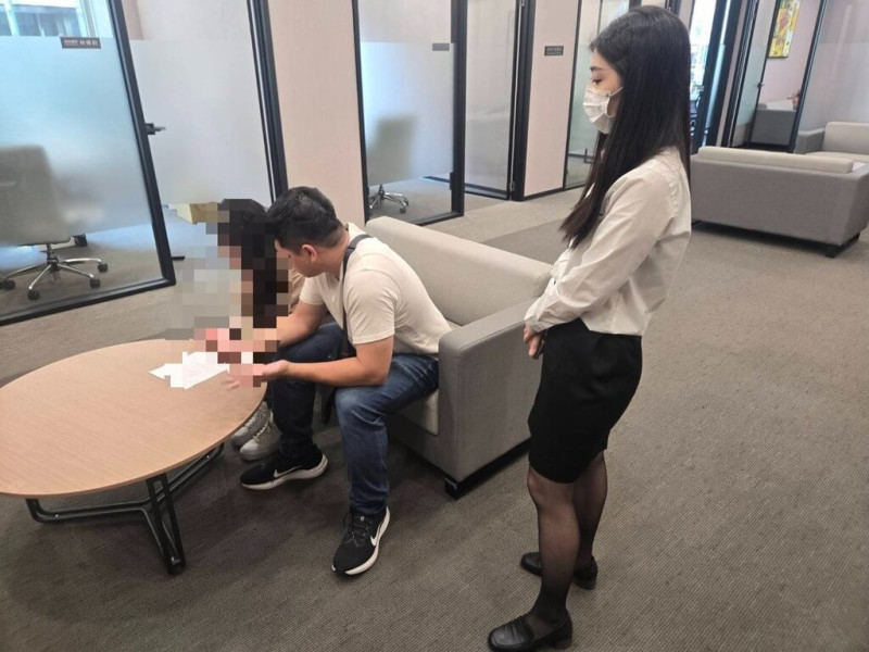 台中市有女子誤信在網路認識、自稱遊艇顧問的男子投資建議，到銀行要匯出3萬美元積蓄，行員通知警方到場，耐心勸導女子，並聯繫遊艇公司的台灣分公司查證，遊艇公司表示「查無此人」，戳破詐騙集團謊言，讓女子頓時清醒，保住積蓄。（民眾提供）中央社記者郝雪卿傳真  114年5月23日   