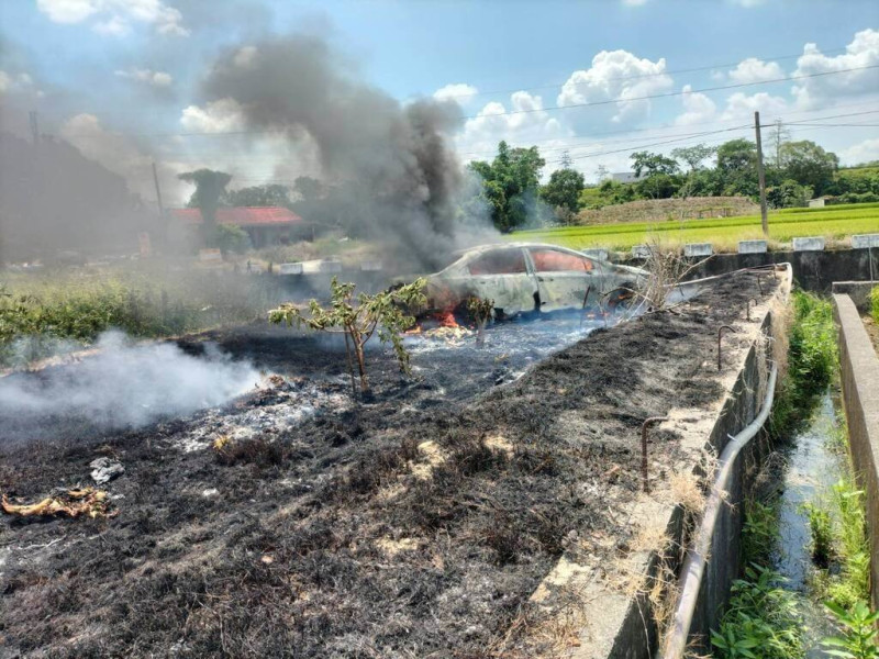 台南市消防局23日上午獲報柳營區果毅國小往高速公路方向路旁田間有汽車起火燃燒，立即派員趕往灌救，撲滅火勢後，在駕駛座發現1具焦屍，性別、年齡不詳，有待調查。（台南市消防局提供）中央社記者張榮祥台南傳真  114年5月23日   
