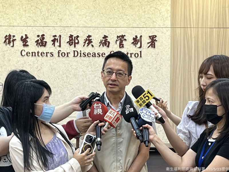 羅一鈞表示，新冠疫情快速升溫，本週就診人數倍增，高峰恐破10萬人，疾管署將持續觀測並籲高風險族群盡速補打疫苗。   圖：疾管署／ 提供