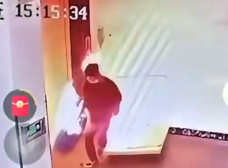 中國四川錦裕紡織廠最近被一場持續 3 日的大火燒為廢墟。圖為縱火員工。 圖:翻攝自羅翔 X 帳號