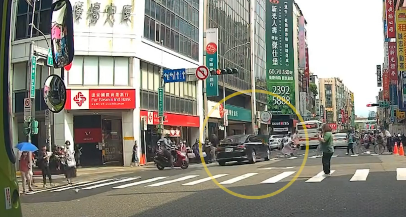78歲男駕車闖紅燈撞人及4車，釀8傷送醫，據了解邱姓駕駛受困由民眾救出送中興醫院。   圖：翻攝自網路