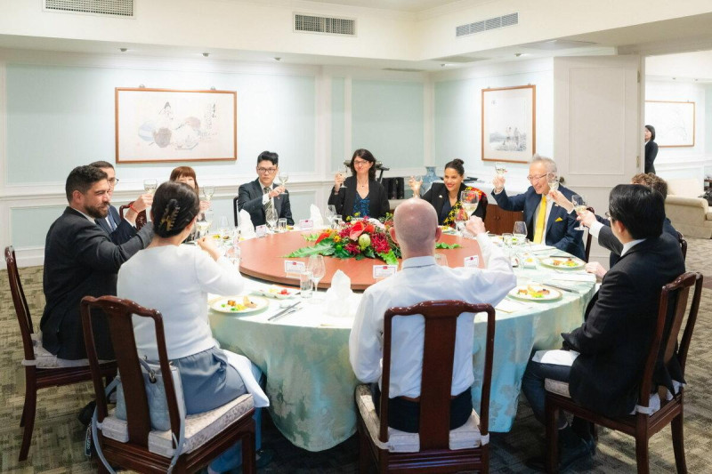 吳志中款宴法國前公職部長暨國民議會友台小組議員卡巴揚訪團。 圖:外交部提供