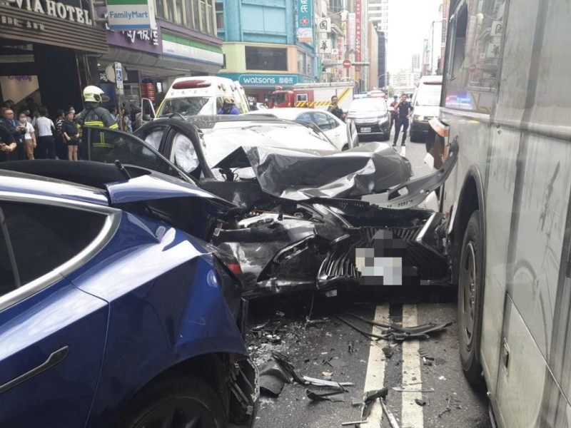 台北市重慶南路一段與衡陽路口23日發生連環車禍,1自小客不明原因失控暴衝,接連撞擊3輛自小客車及1輛公車,造成8人受傷。 圖:翻攝網路