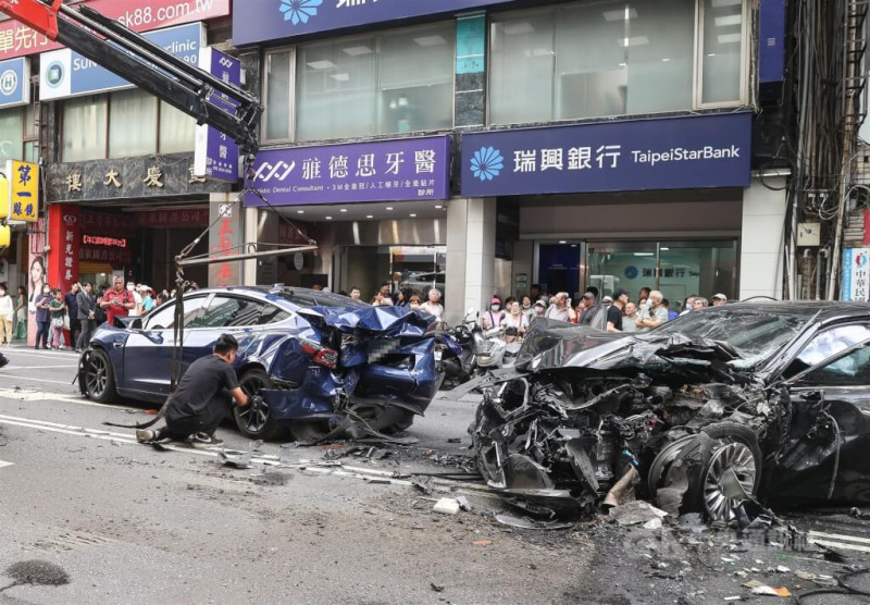 台北市重慶南路一段23日下午發生車禍事故，現場黑色自小客車頭與藍色自小客車尾嚴重毀損，拖吊車已出動到場協助排除。中央社記者謝佳璋攝 114年5月23日   