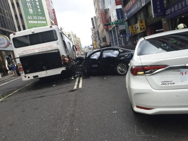 台北市重慶南路一段23日下午發生1輛自小客車疑與3輛自小客車及1輛公車擦撞事故,警消初步評估8人受傷、無人受困,詳細情形仍待了解釐清。(翻攝畫面)中央社記者劉建邦傳真 114年5月23日