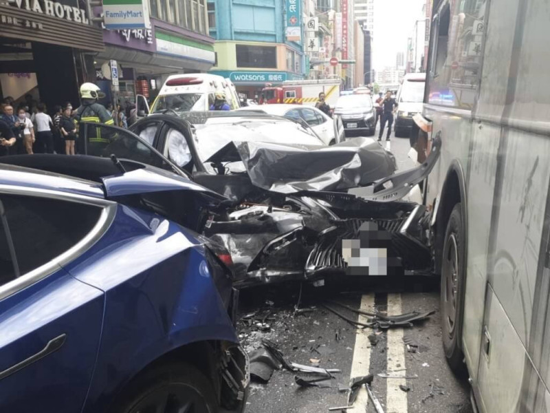 台北市重慶南路一段23日下午發生1輛自小客車與3輛自小客車及1輛公車擦撞車禍,黑色自小客車車頭嚴重受損,警消獲報到場處理,初估8人受傷,確切事發原因仍待釐清。(翻攝畫面)中央社記者劉建邦傳真 114年5月23日