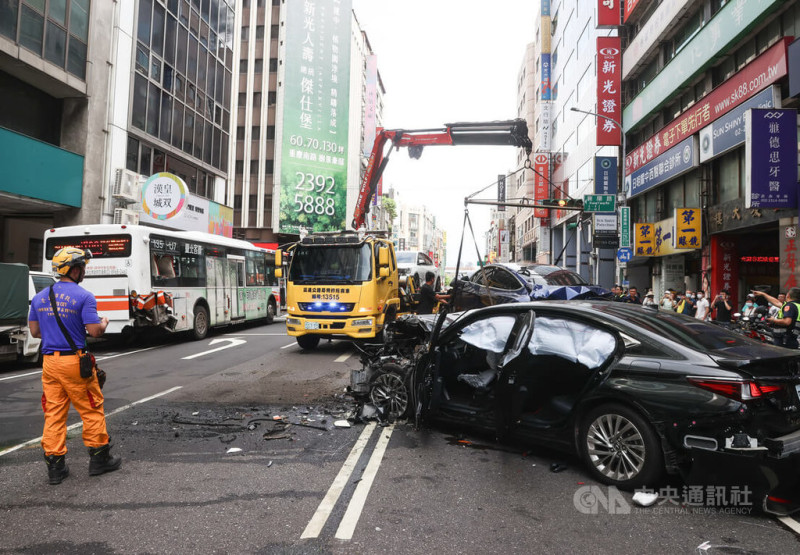 台北市重慶南路一段23日下午發生多車車禍,疑似其中一輛自小客車失控暴衝殃及多車,現場一片狼藉,警消獲報到場處理,拖吊車到場協助清理現場。中央社記者謝佳璋攝 114年5月23日