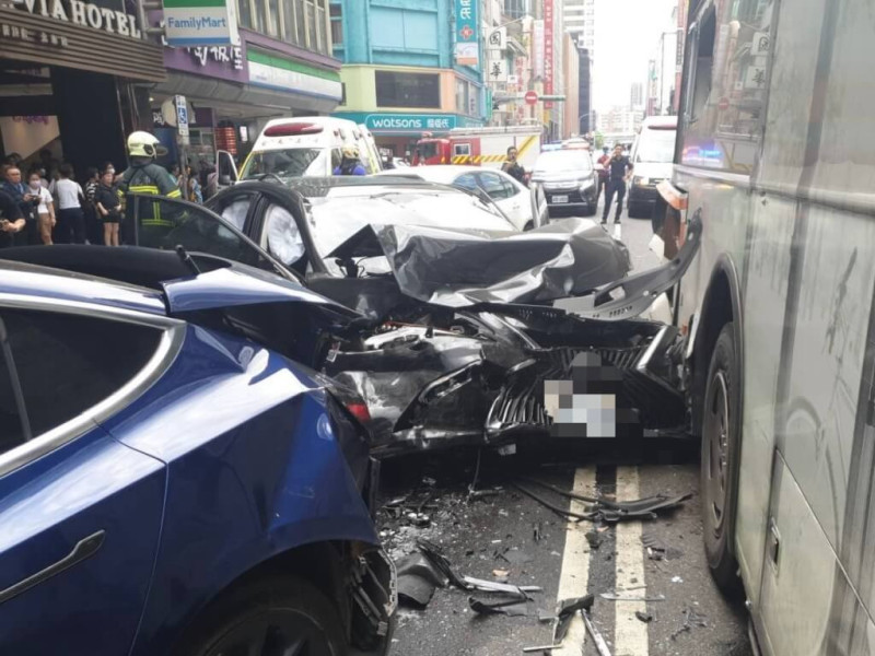 台北市重慶南路一段23日下午發生1輛自小客車與3輛自小客車及1輛公車擦撞車禍，黑色自小客車頭嚴重受損，警消獲報到場處理，初估8人受傷，確切事發原因仍待釐清。（翻攝畫面）中央社記者劉建邦傳真 114年5月23日   