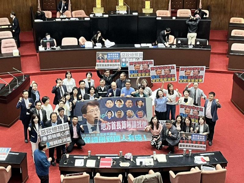 藍白挾著人數優勢通過「補足地方補助款」主決議付委審查，民進黨團隨即拉布條抗議。   圖：金大鈞/攝