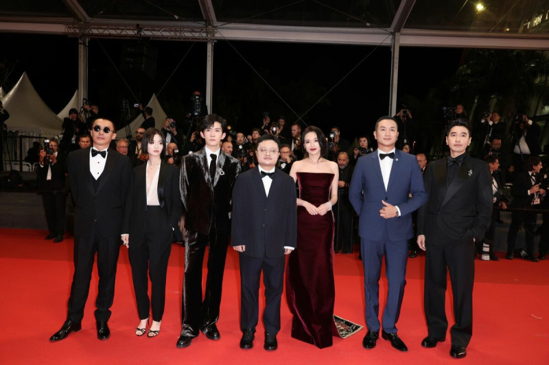 導演畢贛率演員舒淇、易烊千璽、黃覺、趙又廷、李庚希等人出席電影《狂野時代》坎城首映。   