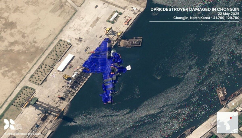 衛星影像拍攝到這艘巨型戰艦側躺在清津港邊緣,艦身以藍色帆布部分遮蓋。 圖:翻攝自 X 衛星影像拍攝到這艘巨型戰艦側躺在清津港邊緣,艦身以藍色帆布部分遮蓋。 圖:翻攝自 X