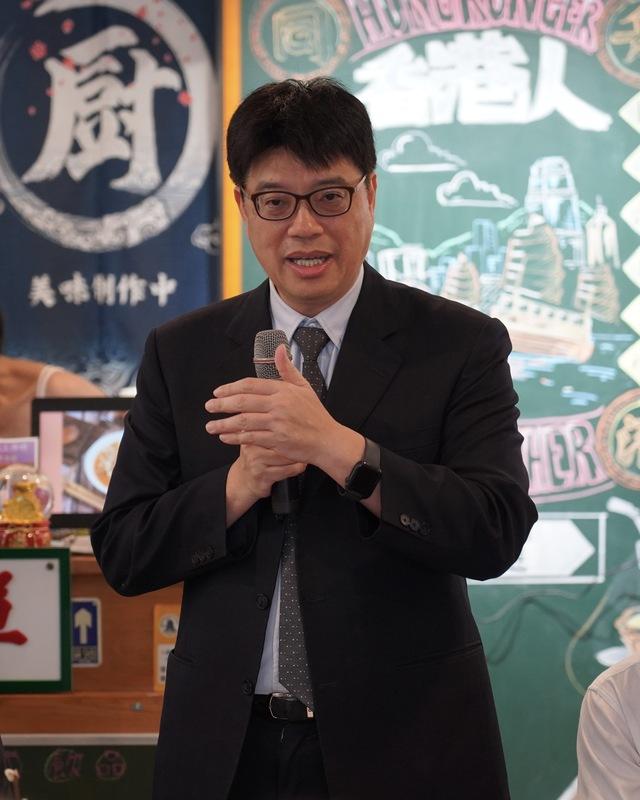 陸委會主委邱垂正說明，新的居留定居制度將增加「長期居留」規定，以適度拉長觀察期。   圖：陸委會提供