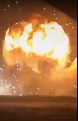 俄羅斯南部克拉斯諾達爾地區多處彈藥庫連續爆炸,地面升起蕈狀雲,推估光是 3 處主要軍火庫就損失超過 60,000 噸火箭與導彈。 圖 : 影片截圖
