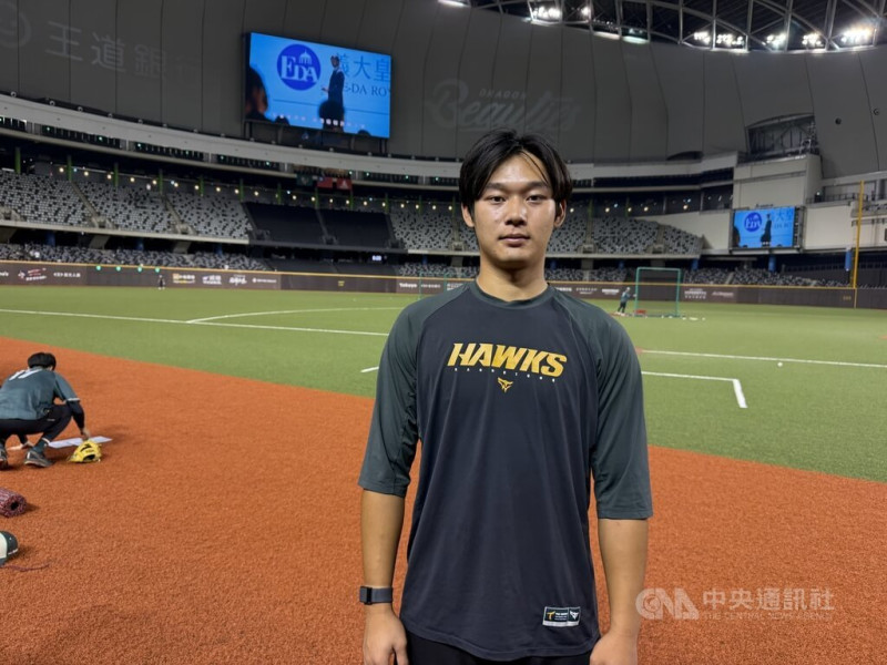 中職台鋼雄鷹讓將20歲投手曾奕翔（圖）升上一軍，為球隊牛棚增加左投可用之兵。他23日賽前受訪表示，心情沒有太大差異，當然可能會緊張，但會懂得隱藏，教練團和學長也鼓勵他，上一軍就不要再回二軍了。中央社記者謝靜雯攝  114年5月23日   