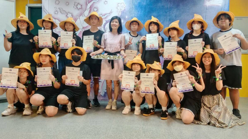 王小芬(後排左五)祝福16位歷經三年專業視覺藝術訓練的畢業生,都能進入理想的高中就讀。 圖:孫家銘攝