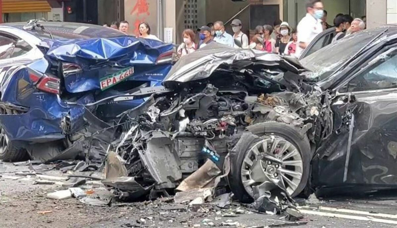 無照78歲邱姓老翁台北市區街頭暴衝釀8傷，現場車體嚴重變形。（翻攝畫面）   