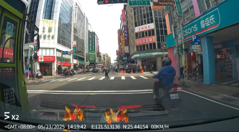 一名78歲無照駕駛的老翁在台北市重慶南路高速行駛釀8傷。   圖：翻攝自 Threads 影片