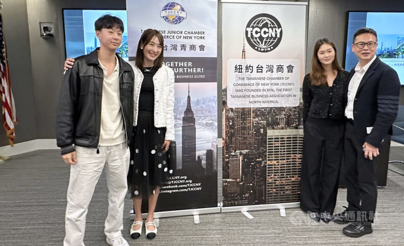 台北101董事長賈永婕(左二)與家人24日出席紐約台商活動,為台灣時間25日凌晨美國職棒大都會AI台灣日開球暖身。中央社記者廖漢原紐約攝 114年5月24日