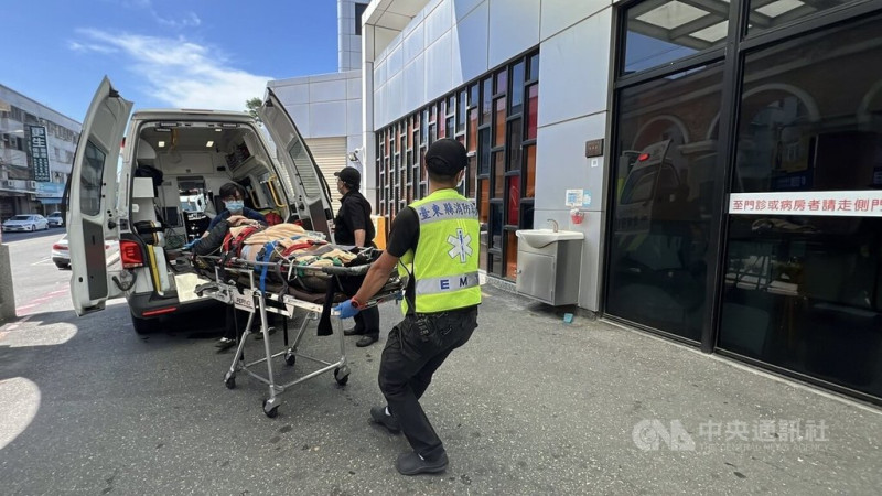 澳洲和荷蘭籍2男1女前往台東縣延平林道溪降，1男子摔落受傷，台東縣消防局表示，在地面救援人員協助下，24日上午已將傷患和同行友人吊掛下山，由救護車送至台東馬偕醫院治療。中央社記者盧太城台東攝  114年5月24日   