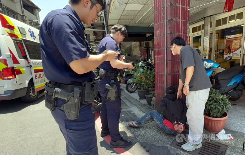 新北市三峽警方22日在市區逮捕詐團監控車手高姓男子（右2），依加重詐欺及洗錢防制法等罪嫌移送新北檢偵辦。（翻攝畫面）中央社記者黃旭昇新北傳真  114年5月24日   