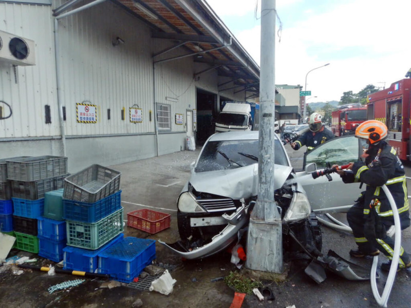 台中市蔡姓男子日前駕駛小客車行經北屯區軍功路段，先碰撞2車後自撞路燈，警方在蔡男車上發現毒品，依法送辦。（民眾提供）中央社記者趙麗妍傳真 114年5月24日   