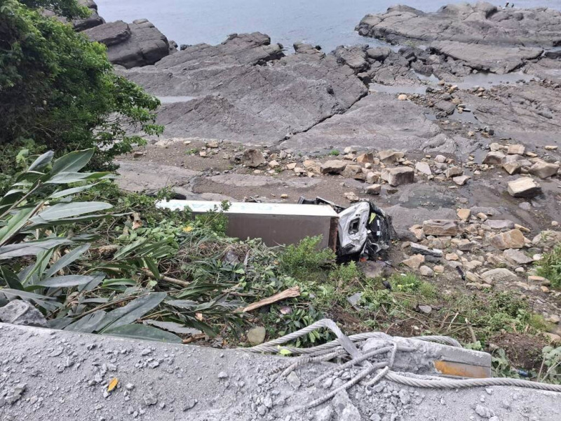 台2線濱海公路宜蘭石城段24日凌晨發生1起車禍，劉姓男子駕駛大貨車疑因不慎自撞護欄後，連人帶車墜落10多公尺深的海岸邊坡，所幸僅受輕傷，酒測值為零，詳細車禍原因尚待警方釐清。（讀者提供）中央社記者沈如峰宜蘭傳真 114年5月24日   