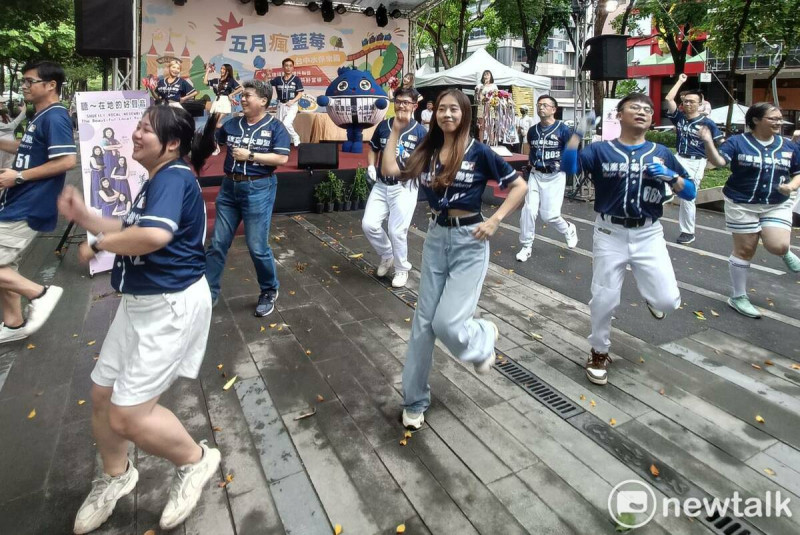 現場大跳應援舞。 圖:唐復年/攝