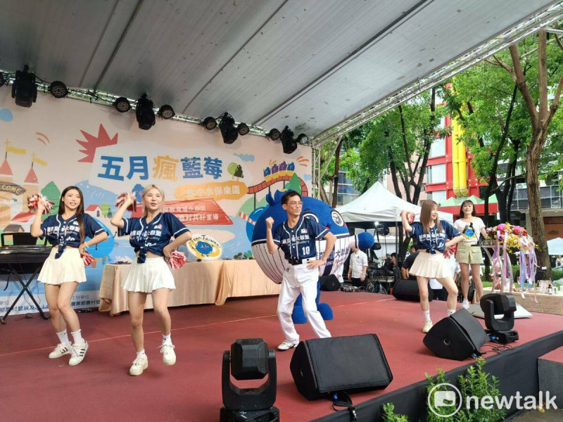 分署長陳榮俊是應援舞的主秀。 圖:唐復年/攝