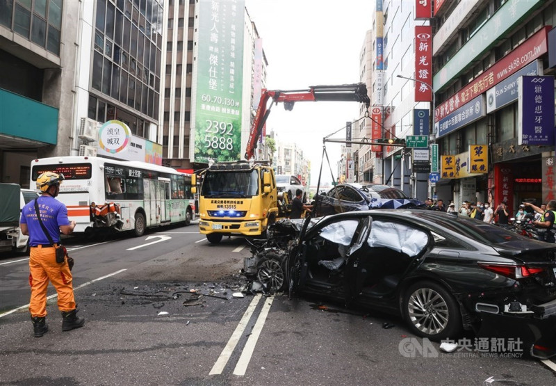 無駕照78歲邱姓男子開車在台北市重慶南路1段附近肇事，其中79歲劉姓行人送醫時右小腿骨折，因年邁仍在加護病房，家屬提告傷害並嚴厲譴責肇事駕駛。(中央社檔案照片）   