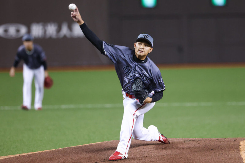 中職味全龍隊投手徐若熙（圖）24日先發8局無失分壓制台鋼雄鷹隊、奪下本季首勝，徐若熙賽後開玩笑表示，這場比賽曲球和變速球不再是「裝飾品」了。（味全龍隊提供）中央社記者謝靜雯傳真 114年5月24日   