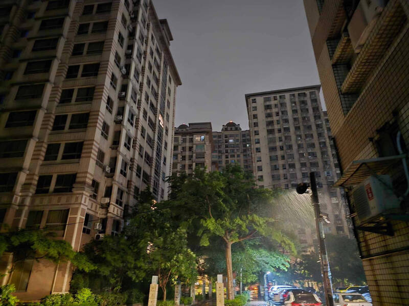 桃園市繼大園、青埔，中壢區中山東路2段也停電了，圖為中壢一號社宅。   圖：桃園巿議員謝美英提供