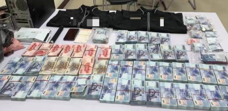 陳男等人組暴力討債集團，多次率眾分持熱熔膠條、球棒毆打被害人，還揚言不還錢要「剁手指」，逼迫2被害人簽立本票，台中警方日前循線逮捕陳男等11人，並查扣現金等贓證物。（翻攝照片）中央社記者蘇木春傳真  114年5月25日   