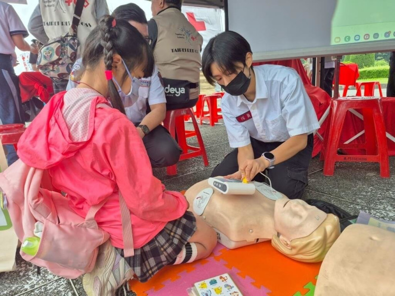 台北市消防局25日與身障協會共同舉辦社區防災園遊會，現場規劃防災體驗專區供民眾實際操作體驗，共同學習防災知識。（台北市消防局提供）中央社記者黃麗芸傳真  114年5月25日   