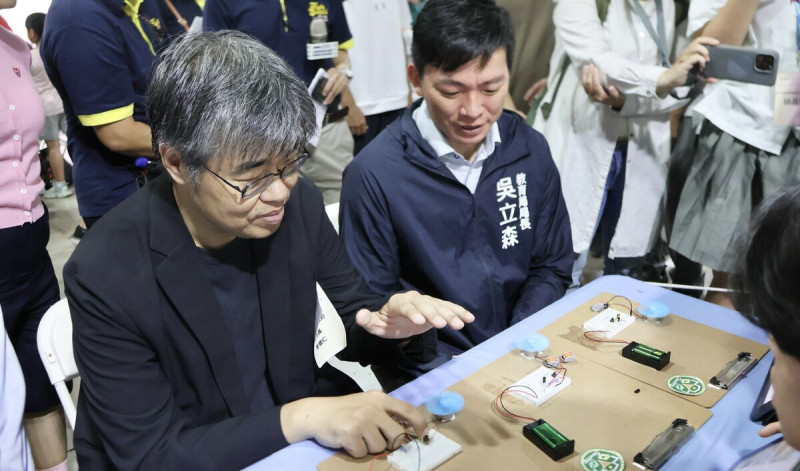 李懷仁(左)、吳立森(右)參觀學生實作成果。 圖:高雄市教育局/提供