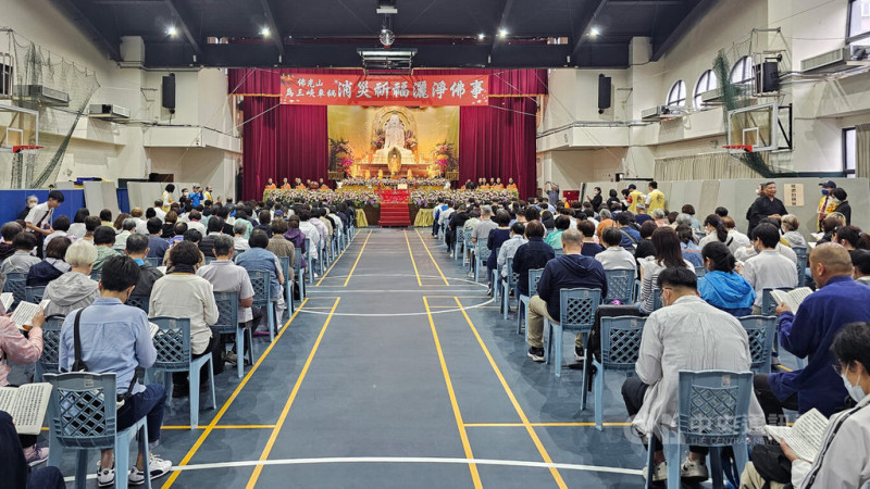 佛光山25日上午在新北市北大國小體育館舉行「為三峽車禍消災祈福灑淨佛事」法會，多名地方民代及民眾參與，場面肅穆。中央社記者王鴻國攝  114年5月25日   