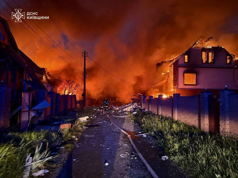 俄軍至今不斷以無人機和飛彈對烏克蘭各地發動空襲，造成平民死傷。   圖：翻攝澤連斯基臉書