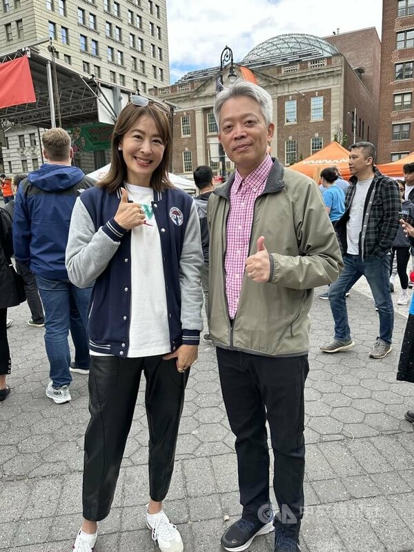 駐紐約辦事處長李志強與台北101董事長賈永婕，共同出席在曼哈頓聯合廣場舉行的台灣巡禮文化藝術節。   圖：中央社提供