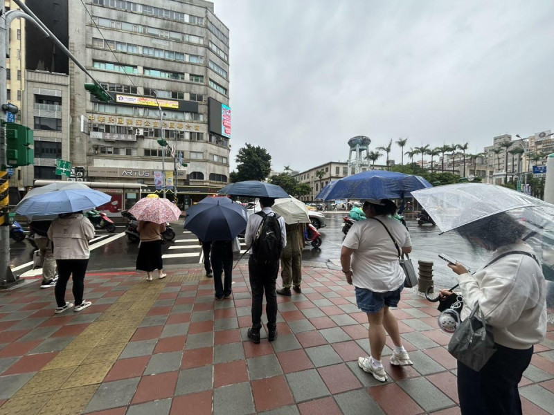 今年迄今，最強一波梅雨鋒面。   圖：林岑韋／攝