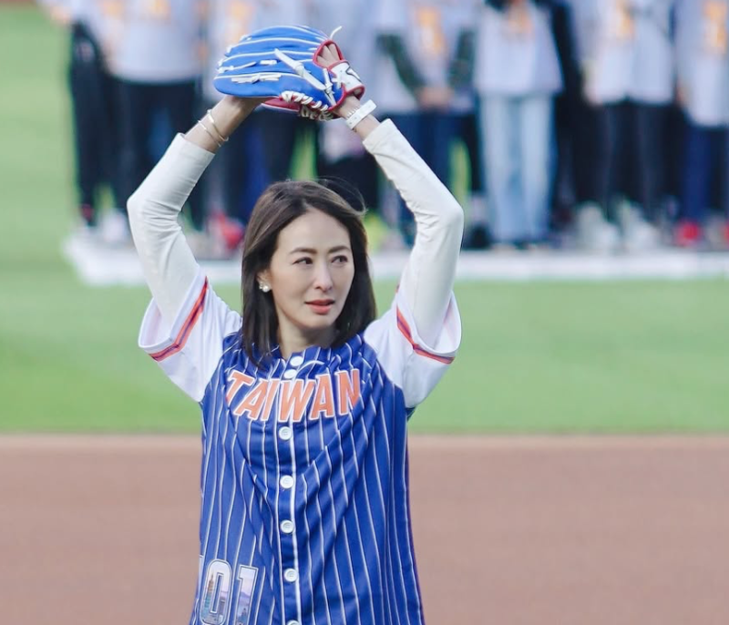 賈永婕在美國時間24日登上美國大聯盟（MLB）球場開球。   圖：翻攝自賈永婕IG
