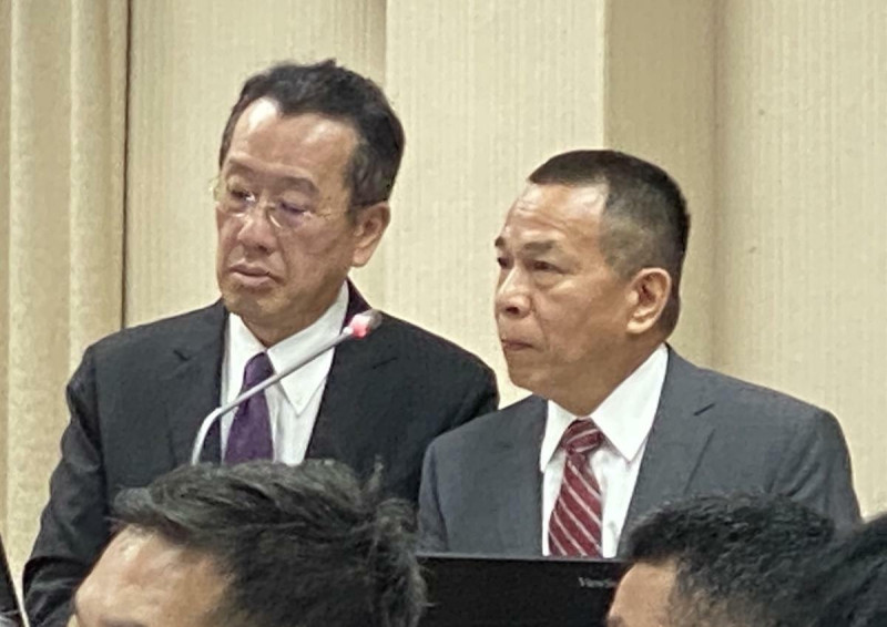 國防部長顧立雄及陸軍參謀長陳建義(右)   圖：林朝億/攝