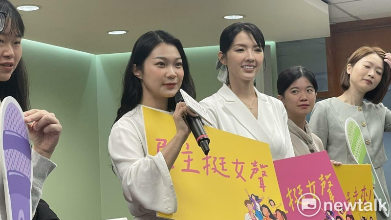 山除薇害發言人阿美（右四）明確拒絕參加補選   圖：高逸帆／攝
