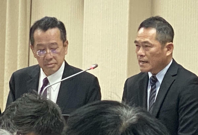 國防部長顧立雄及海軍參謀長邱俊榮（左）。   圖：林朝億／攝