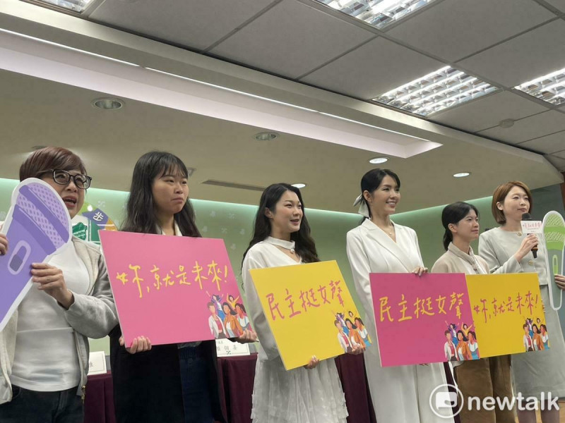 民進黨性平部將舉辦「妳，就是未來」：民主x女聲 政治影響培力營。圖為發言人韓瑩（右一）、性平部主任李晏榕（左一）、嘉義市議員顏翎熹（右三）、山除薇害發言人阿美（左三）、音樂創作人楊舒雅（左二）、營隊隊輔戴綺儀（右二）。   圖：高逸帆／攝