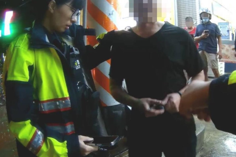楊姓男子（前右）24日酒後開車返家，撞上行人劉姓男子並拖行約1.5公里，桃園警方詢後依公共危險、肇事逃逸、過失傷害等罪嫌移送桃園地方檢察署偵辦。（桃園市警察局大園分局提供）中央社記者吳睿騏桃園傳真  114年5月26日   