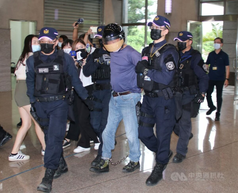 南投康建生技槍擊案釀4死，凶嫌李鴻淵（中）2022年落網被帶回警局。（中央社檔案照片）   