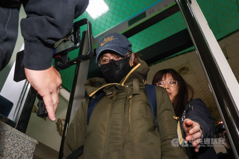勞發署北分署前分署長謝宜容（中）涉貪污案遭起訴。（中央社檔案照片）   