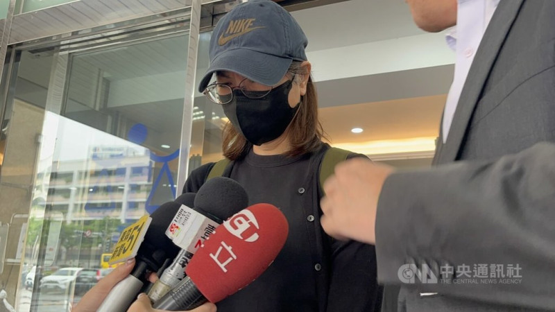 勞動部勞動力發展署北分署前分署長謝宜容涉貪污案遭起訴，新北地院26日召開準備程序庭，謝宜容哽咽認罪，庭後步出法院接受媒體訪問。中央社記者趙敏雅攝  114年5月26日   