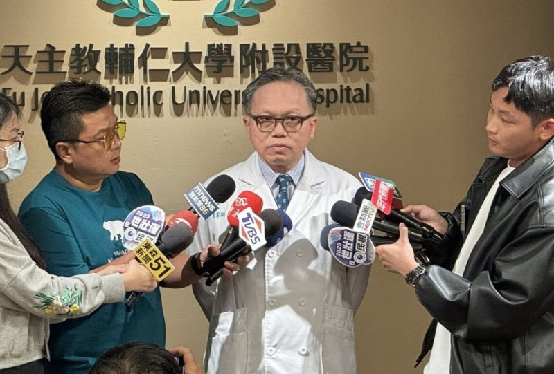 輔仁大學附設醫院行政副院長龔家騏（右2）26日就媒體報導有員工帳號遭不當使用一事表示，目前並無病患及醫護人員個資外洩。（輔大醫院提供）中央社記者王鴻國傳真  114年5月26日   