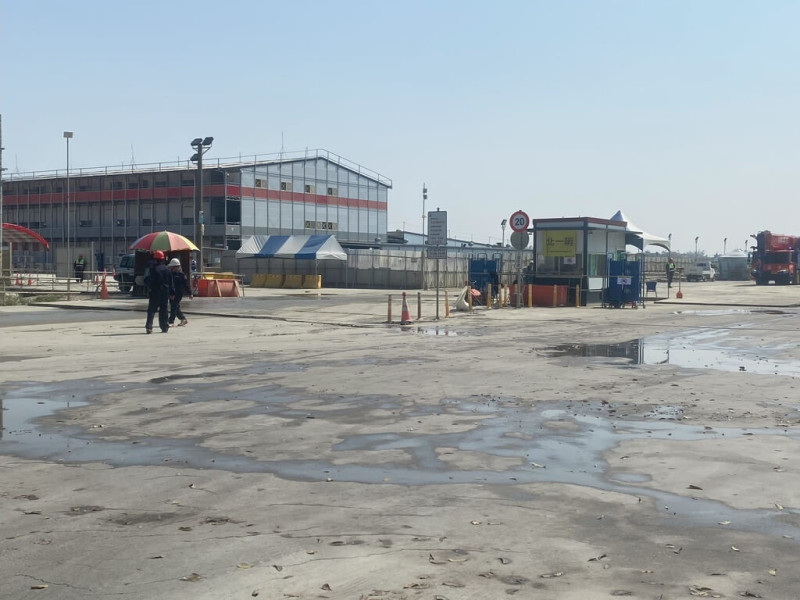 台積電嘉義科學園區興建中的先進封裝廠26日發生工安意外，1名男工人遭掉落變電箱砸中，送醫急救仍宣告不治。圖為興建中的廠區。（民眾提供）中央社記者黃國芳傳真  114年5月26日   